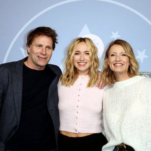 Chloé Jouannet entre ses parents Thomas Jouannet et Alexandra Lamy - Tapis rouge de la cérémonie d'ouverture du 29ème Festival International du Film de Comédie de l'Alpe d'Huez le 19 Janvier 2026. © Dominique Jacovides/Bestimage