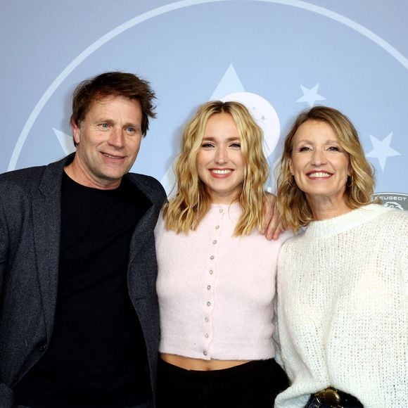 Chloé Jouannet entre ses parents Thomas Jouannet et Alexandra Lamy - Tapis rouge de la cérémonie d'ouverture du 29ème Festival International du Film de Comédie de l'Alpe d'Huez le 19 Janvier 2026. © Dominique Jacovides/Bestimage