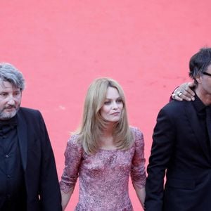 Comme tous les couples, leur amour a parfois été mis à rude épreuve 
Vanessa Paradis,  Samuel Benchetrit,  JoeyStarr - Montée des marches du film « De son vivant » lors du 74ème Festival International du Film de Cannes. Le 10 juillet 2021
© Borde-Jacovides-Moreau / Bestimage