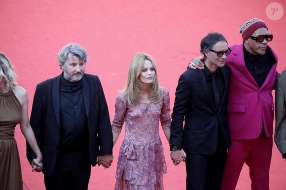 Comme tous les couples, leur amour a parfois été mis à rude épreuve 
Vanessa Paradis,  Samuel Benchetrit,  JoeyStarr - Montée des marches du film « De son vivant » lors du 74ème Festival International du Film de Cannes. Le 10 juillet 2021
© Borde-Jacovides-Moreau / Bestimage