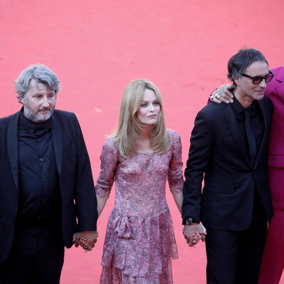 Comme tous les couples, leur amour a parfois été mis à rude épreuve 
Vanessa Paradis,  Samuel Benchetrit,  JoeyStarr - Montée des marches du film « De son vivant » lors du 74ème Festival International du Film de Cannes. Le 10 juillet 2021
© Borde-Jacovides-Moreau / Bestimage