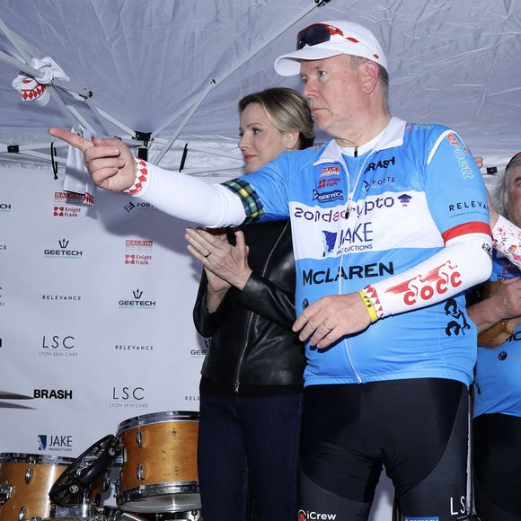 Le couple s'est montré très enthousiaste tandis que la princesse Charlene a continué de miser sur le noir, respectant la période de deuil du Pape François.

La princesse Charlène de Monaco et le prince Albert II de Monaco - Le prince Albert II de Monaco participe à une randonnée à vélo de Saint-Tropez à la Principauté de Monaco en 4 heures et 15 minutes, au profit de la Fondation de la Princesse Charlène de Monaco le 27 avril 2025. © Claudia Albuquerque/Bestimage