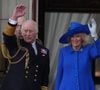 Ce lundi 5 mai 2025 aux côtés d'autres membres phares du clan Windsor, le roi Charles III et son épouse la reine Camilla ont débuté les célébrations des 80 ans du jour de la Victoire (VE Day ndlr), marquant la fin de la Seconde Guerre mondiale.
Le roi Charles III d'Angleterre et Camilla Parker Bowles, reine consort d'Angleterre, - La famille royale britannique assiste aux célébrations du 80ème anniversaire de la fin de la Seconde guerre mondiale (VE Day) au balcon de Buckingham Palace à Londres, le 5 mai 2025.
