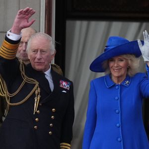 Ce lundi 5 mai 2025 aux côtés d'autres membres phares du clan Windsor, le roi Charles III et son épouse la reine Camilla ont débuté les célébrations des 80 ans du jour de la Victoire (VE Day ndlr), marquant la fin de la Seconde Guerre mondiale.

Le roi Charles III d'Angleterre et Camilla Parker Bowles, reine consort d'Angleterre, - La famille royale britannique assiste aux célébrations du 80ème anniversaire de la fin de la Seconde guerre mondiale (VE Day) au balcon de Buckingham Palace à Londres, le 5 mai 2025.