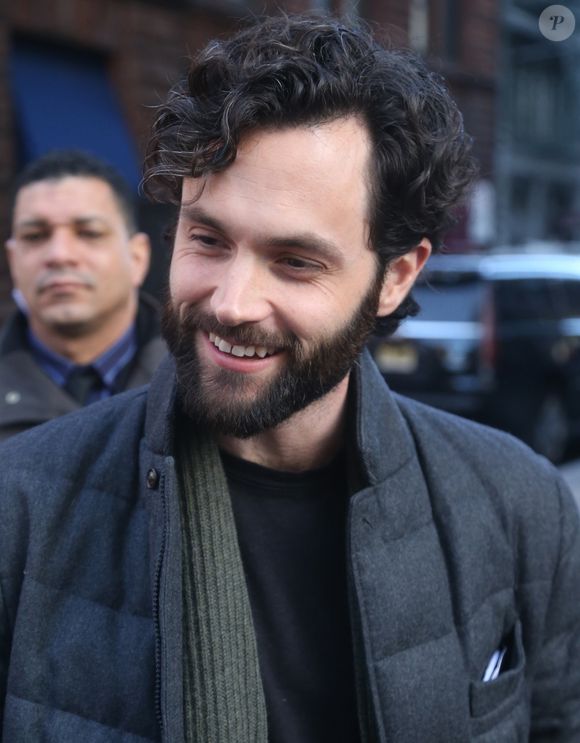 Penn Badgley profite à présent de son congé paternité.

Penn Badgley quitte les locaux de Build Series en pleine promotion  de la nouvelle saison de la série de Netflix "You" à New York, le 9 janvier 2020.