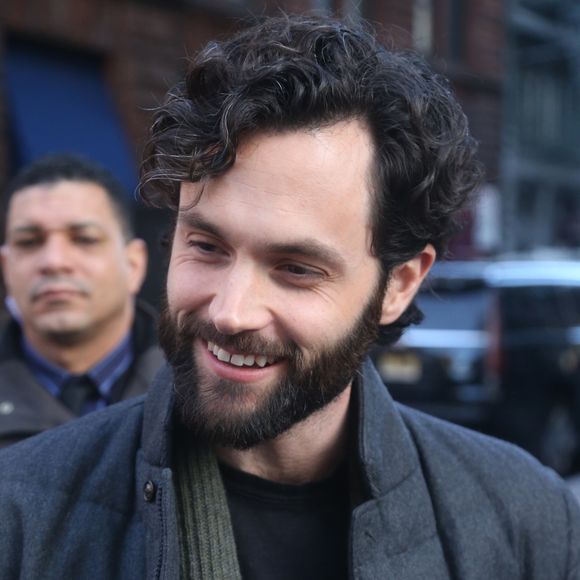 Penn Badgley profite à présent de son congé paternité.

Penn Badgley quitte les locaux de Build Series en pleine promotion  de la nouvelle saison de la série de Netflix "You" à New York, le 9 janvier 2020.