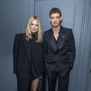 L’actrice lui a confié avoir vécu une relation similaire et connaître ces mécanismes.

 Virgine Efira et son compagnon Niels Schneider (habillé en Yves Saint-Laurent) - Dîner de l'association AEM (Un Avenir pour les Enfants du Monde), au profit des enfants du Rwanda par Babeth Djian au pavillon Ledoyen à Paris. Le 23 mars 2023
© Olivier Borde-Bertrand Rindoff Petroff / Bestimage
