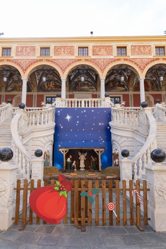 La famille princière de Monaco offre les traditionnels cadeaux de Noël aux enfants monégasques dans la Cour du Palais Princier, le 18 décembre 2024. 
© Olivier Huitel / Pool Monaco / Bestimage