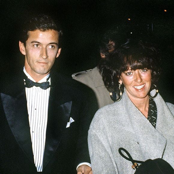 Le présentateur de télévision français Christophe Dechavanne et sa femme arrivent à la cérémonie des César en 1988 à Paris. Photo par Christophe Geyres/ABACAPRESS.COM