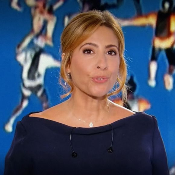 La journaliste a ainsi fait ses premiers pas sur France 2. 

Léa Salamé présente son premier journal de 20 heures sur France 2  le 1er septembre 2025. 
© Alain Guizard / Bestimage