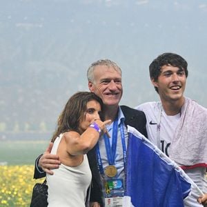 Un an après leur mariage, cette journée reste un moment particulièrement important pour la famille Deschamps.


Le sélectionneur français Didier Deschamps célèbre sa victoire avec son fils Dylan et son épouse Claude après la victoire 4-2 de la France face à la Croatie en finale de la Coupe du monde de football 2018, au stade Loujniki de Moscou, en Russie, le 15 juillet 2018. Photo de Christian Liewig/ABACAPRESS.COM