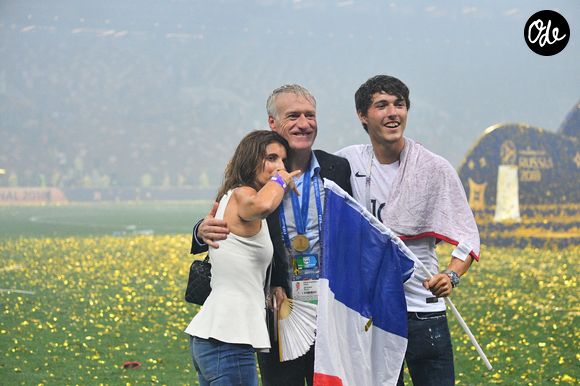 Un an après leur mariage, cette journée reste un moment particulièrement important pour la famille Deschamps.


Le sélectionneur français Didier Deschamps célèbre sa victoire avec son fils Dylan et son épouse Claude après la victoire 4-2 de la France face à la Croatie en finale de la Coupe du monde de football 2018, au stade Loujniki de Moscou, en Russie, le 15 juillet 2018. Photo de Christian Liewig/ABACAPRESS.COM