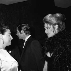 Photo d'archives datée du 11/12/68 de la princesse Margaret (à gauche) discutant en français avec l'actrice Brigitte Bardot lors de la première royale de charité du film "Shalako" au Leicester Square Theatre, à Londres. PA/PA Wire