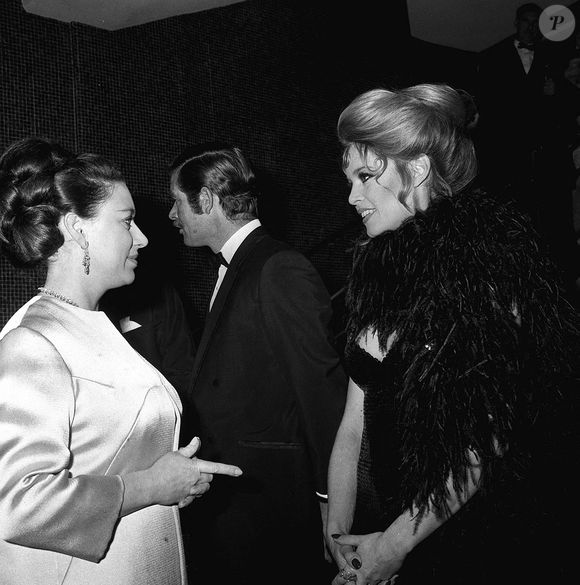 Photo d'archives datée du 11/12/68 de la princesse Margaret (à gauche) discutant en français avec l'actrice Brigitte Bardot lors de la première royale de charité du film "Shalako" au Leicester Square Theatre, à Londres. PA/PA Wire