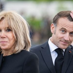 Le couple présidentiel français sera accueilli au château de Windsor à la place. Il y a pire...
Emmanuel Macron, president de la Republique avec son epouse Brigitte, lors de la ceremonie du 80eme anniversaire de la victoire du 8 mai 1945, a l Arc de triomphe le 8 mai 2025. © Eric Tschaen/Poo/Bestimage.