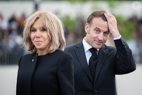 Le couple présidentiel français sera accueilli au château de Windsor à la place. Il y a pire...
Emmanuel Macron, president de la Republique avec son epouse Brigitte, lors de la ceremonie du 80eme anniversaire de la victoire du 8 mai 1945, a l Arc de triomphe le 8 mai 2025. © Eric Tschaen/Poo/Bestimage.