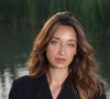 "J’ai fait beaucoup de danse quand j’étais gamine. J’ai fait des claquettes, de la danse contemporaine, du hip-hop… J’aime beaucoup danser ! Mais c’est plus le côté avec les caméras constantes qui me… Je ne sais pas, il faudrait que je réfléchisse".
Exclusif - Rendez-vous avec l'actrice Zoï Séverin ("Ici tout commence") à la tour Carbonnière à Saint-Laurent-d'Aigouze, le 3 août 2024.
© Denis Guignebourg / Bestimage