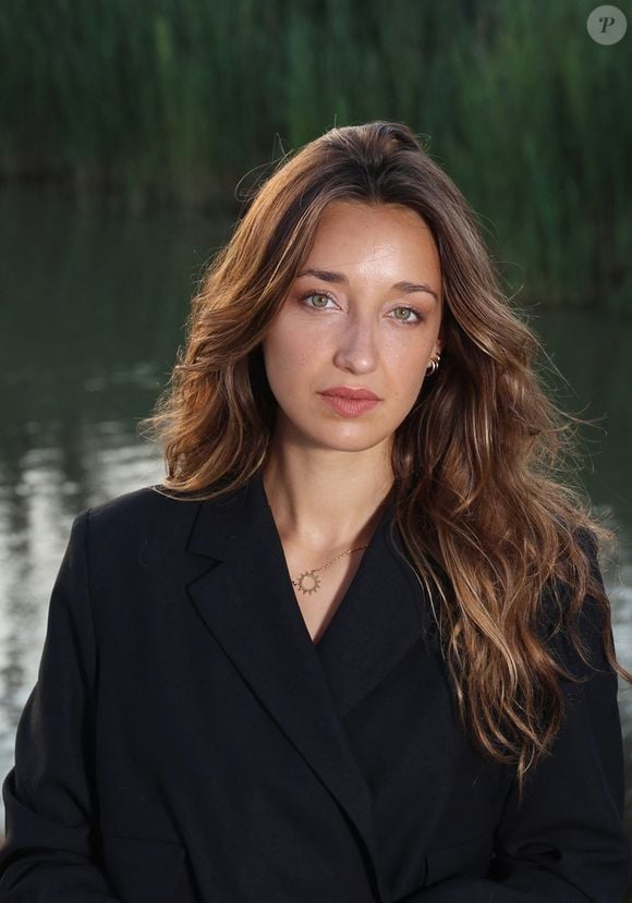 "J’ai fait beaucoup de danse quand j’étais gamine. J’ai fait des claquettes, de la danse contemporaine, du hip-hop… J’aime beaucoup danser ! Mais c’est plus le côté avec les caméras constantes qui me… Je ne sais pas, il faudrait que je réfléchisse".

Exclusif - Rendez-vous avec l'actrice Zoï Séverin ("Ici tout commence") à la tour Carbonnière à Saint-Laurent-d'Aigouze, le 3 août 2024. 
© Denis Guignebourg / Bestimage