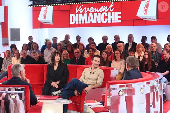 Karina Marimon, Jeremy Ferrari et Laurent Ruquier lors de l'enregistrement de l'émission "Vivement dimanche" au studio Rive Gauche, présentée par M.Drucker avec une diffusion sur France 3 le 8 mars 2026, à Paris, France, le 25 février 2026. © Guillaume Gaffiot/Bestimage