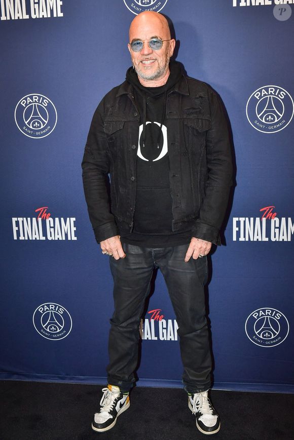 Le chanteur français Pascal Obispo pose pour un photo-call avant la finale de handball Liqui Moly Starligue entre le Paris Saint-Germain et le Pays d'Aix Universite Club à l'Accor Arena à Paris le 31 mai 2024. Photo by Firas Abdullah/ABACAPRESS.COM