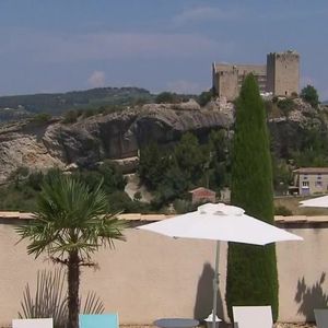 Michel Drucker dévoile des images de la maison de Mimie Mathy située à Vaison-la-Romaine dans l'émission Vivement dimanche le 9 février 2025 sur France 3.
