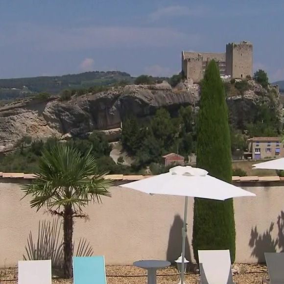 Michel Drucker dévoile des images de la maison de Mimie Mathy située à Vaison-la-Romaine dans l'émission Vivement dimanche le 9 février 2025 sur France 3.