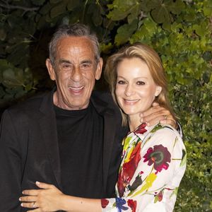 Un an après la mort de Thierry Ardisson, Audrey Crespo-Mara se reconstruit dans leur maison de Ménerbes.

Exclusif - Thierry Ardisson et sa femme Audrey Crespo-Mara - Véronique Sanson en concert à l'occasion de la présentation de sa tournée "Hasta Luego" au théâtre de Verdure lors du festival de Ramatuelle. © Cyril Bruneau / Festival de Ramatuelle / Bestimage
