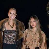 De passage à Paris pour Saint Laurent, Laeticia Hallyday et sa fille Joy très complices : regards, sourires et looks affirmés