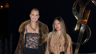 De passage à Paris pour Saint Laurent, Laeticia Hallyday et sa fille Joy très complices : regards, sourires et looks affirmés