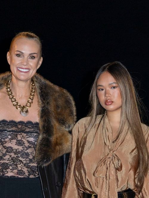 De passage à Paris pour Saint Laurent, Laeticia Hallyday et sa fille Joy très complices : regards, sourires et looks affirmés