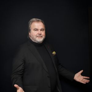 Il a choisi une cuisine ouverte afin de partager plus facilement des moments avec ses invités.

Exclusif - Pierre Hermé dans les backstage de l'émission "15h-16h Annabelle Show" sur Radio J  à Paris, présentée par A.Nakache et diffusée en direct le 9 décembre
© Jack Tribeca / Bestimage