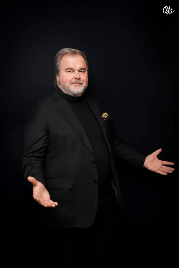 Il a choisi une cuisine ouverte afin de partager plus facilement des moments avec ses invités.

Exclusif - Pierre Hermé dans les backstage de l'émission "15h-16h Annabelle Show" sur Radio J  à Paris, présentée par A.Nakache et diffusée en direct le 9 décembre
© Jack Tribeca / Bestimage