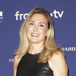 Julie Gayet et François Hollande sont apparus tout sourire sur un cliché en noir et blanc.

Julie Gayet à la 19ème édition du Festival du film francophone d'Angoulême, le 24 août 2026. © COADIC GUIREC / BESTIMAGE