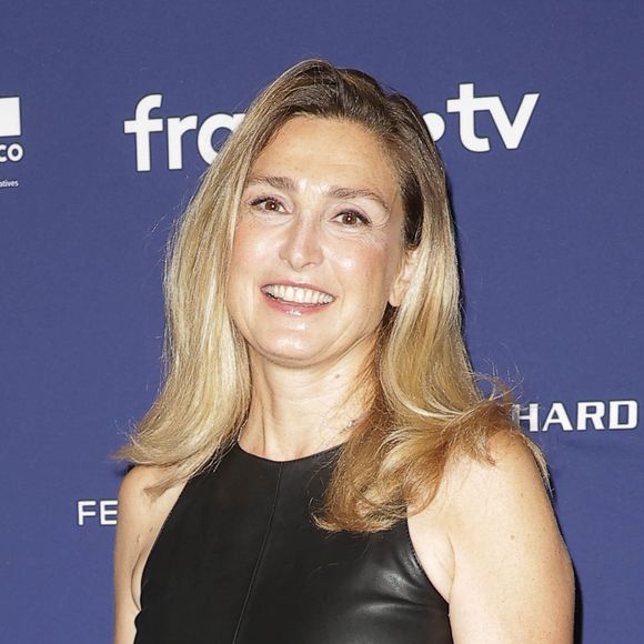 Julie Gayet et François Hollande sont apparus tout sourire sur un cliché en noir et blanc.

Julie Gayet à la 19ème édition du Festival du film francophone d'Angoulême, le 24 août 2026. © COADIC GUIREC / BESTIMAGE