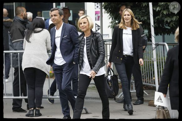 Un véritable marathon puisqu'elle fera quatre éditions en deux jours. 

Olivier Galzi, Laurence Ferrari  et Amélie Carrouer - Rassemblement de soutien à iTélé au neuvième jour de grève à Boulogne Billancourt le 25 octobre 2016. © Alain Guizard / Bestimage