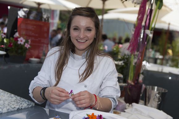 Noemie Honiat, de l'émission 'Top Chef' sur M6, fait une démonstration de cuisine lors du 15ème Open de Tennis GDF SUEZ à Cagnes sur Mer, France, le 10 mai 2012. Photo by Patrice Masante/ABACAPRESS.COM