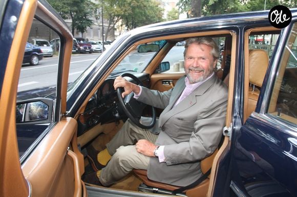 Alain-Dominique Perrin, fondateur de la Fondation Cartier pour l'art contemporain vend une partie de sa collection de voiture lors d'une vente aux enchères au Château de Chantilly les 4 et 5 septembre 2015.

Photo : Alain-Dominique Perrin au volant d'une traction de 1938 modèle 11BN qu'il tient de son grand-père.