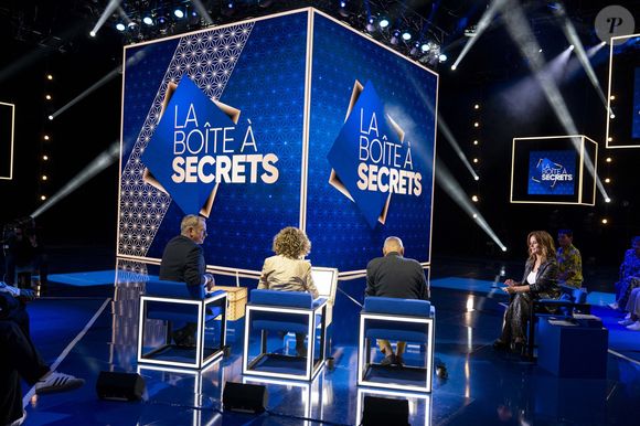 Exclusif - Garou, Mireille Dumas, François Berléand et Faustine Bollaert lors de l'enregistrement de l'émission "La Boîte à secrets", présentée par F.Bollaert et diffusée le 26 septembre 2025 sur France 3, dans les studios du Lendit à Saint-Denis, Seine Saint-Denis, France, le 8 septembre 2025. © Pierre Perusseau/Bestimage