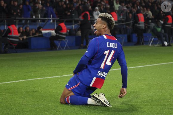 Né le 3 juin 2005 à Angers d’une mère française et d’un père ivoirien, Désiré Doué a lancé sa société DNM CONCEPT avec ses parents en décembre 2023. 

Joie - But de Desire Doue (PSG) - Match de Ligue 1 McDonald's "Paris Saint-Germain (PSG) - Brest (1-0)" au Parc des Princes à Paris le 10 mai 2026. © Michael Baucher/PsnewZ/Bestimage