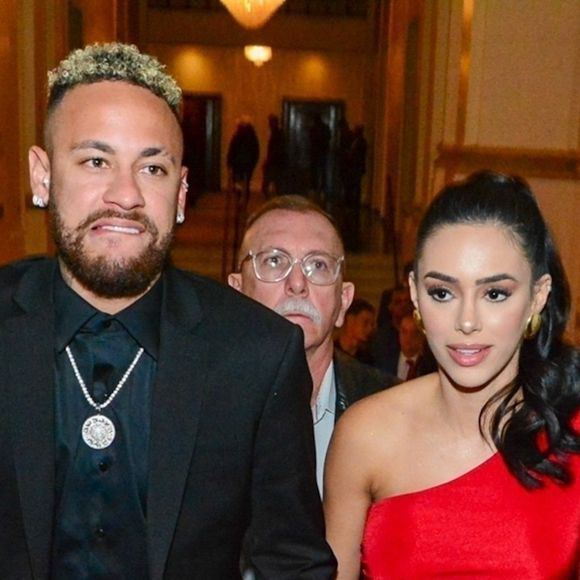 Neymar attend une petite fille

Neymar Jr et sa compagne Bruna Biancardi à la deuxième édition du "Prêmio Fui Clear" au palace hôtel Copacabana à Rio de Janeiro, Brésil.