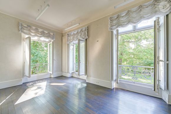 Exclusif - Située à Louveciennes, aux portes de Paris, sur le chemin des impressionnistes, cette belle demeure bourgeoise néo-classique, a été construite au milieu du XIXème siècle, appelée le "Domaine de Voisins", et ayant eu comme illustre propriétaire, Karl Lagerfeld. © Marc Ausset-Lacroix / Bestimage