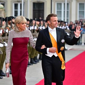 Le Président Emmanuel Macron et sa femme la Première Dame Brigitte Macron aux arrivées du dîner de gala des célébrations du changement de trône au Palais grand-ducal du Luxembourg, le 3 octobre 2025. © Christian Liewig/Bestimage