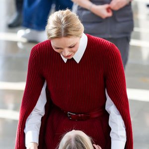 La princesse Charlène de Monaco au Grimaldi Forum, accompagnée du champion monégasque de descente en apnée, Pierre Frolla, et la nouvelle directrice de sa Fondation Mme Anne Boggio, pour accueillir tous les élèves de Cours Préparatoire (CP) de Monaco (316 enfants) pour une matinée de sensibilisation à la prévention de la noyade à Monaco, le 28 novembre 2025. Claudia Albuquerque/Bestimage