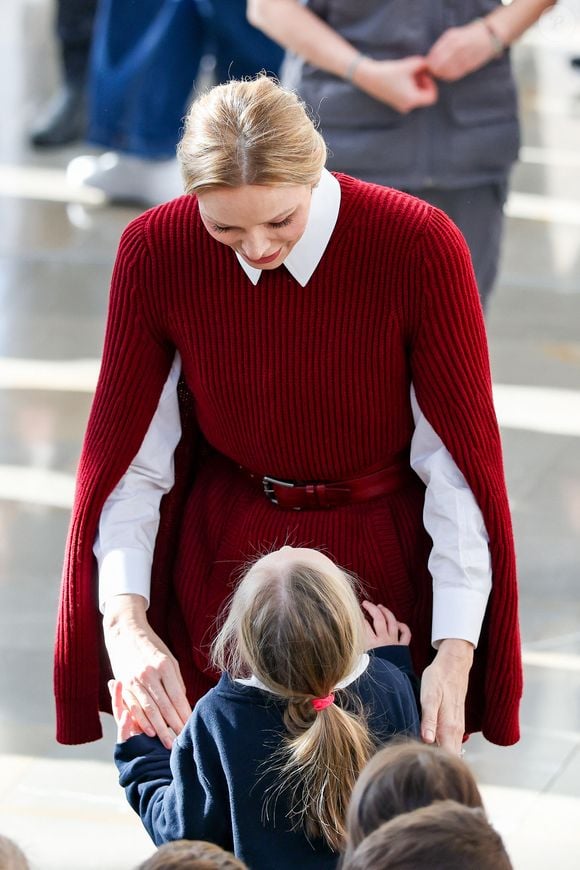 La princesse Charlène de Monaco au Grimaldi Forum, accompagnée du champion monégasque de descente en apnée, Pierre Frolla, et la nouvelle directrice de sa Fondation Mme Anne Boggio, pour accueillir tous les élèves de Cours Préparatoire (CP) de Monaco (316 enfants) pour une matinée de sensibilisation à la prévention de la noyade à Monaco, le 28 novembre 2025. Claudia Albuquerque/Bestimage