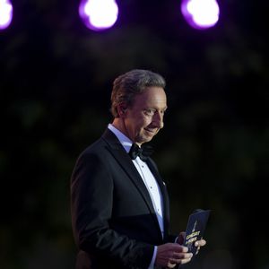 Qu'à cela ne tienne, Stéphane Bern ne s'est pas laissé intimider.

Exclusif - Stéphane Bern - 13ème édition du Concert de Paris aux pieds de la Tour Eiffel à l'occasion de la fête nationale du 14 juillet proposé par Radio France, France Télévisions, la Ville de Paris, et Électron Libre Productions.

© Perusseau / Clovis / Bestimage