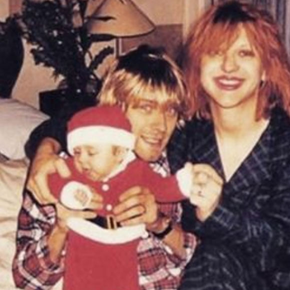 Frances Bean Cobain, bébé, dans les bras de ses parents. Photo postée par Courtney Love le 26 décembre 2015.