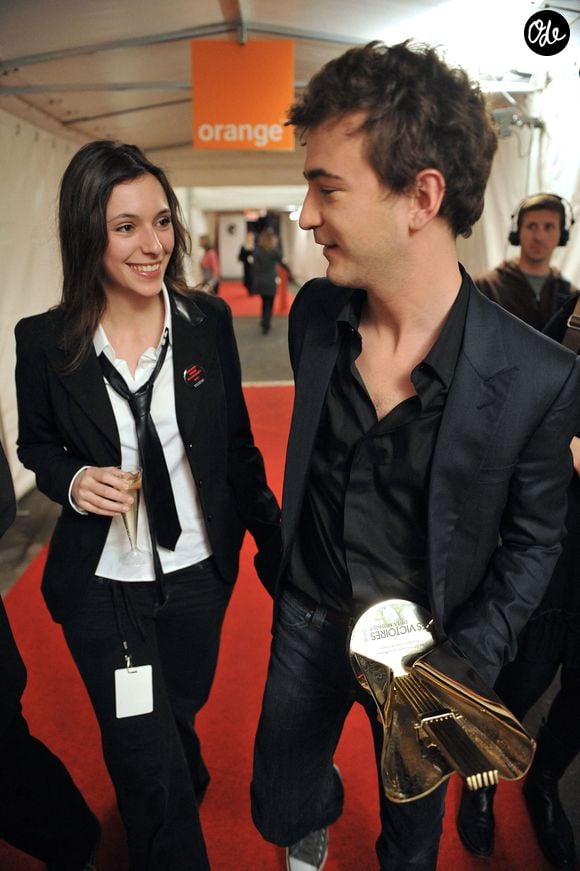 Renan Luce et Lolita Séchan en coulisses lors de la 23e cérémonie des Victoires de la Musique, au Zénith de Paris en France, le 8 mars 2008. Photo : Gouhier-Nebinger/Abaca