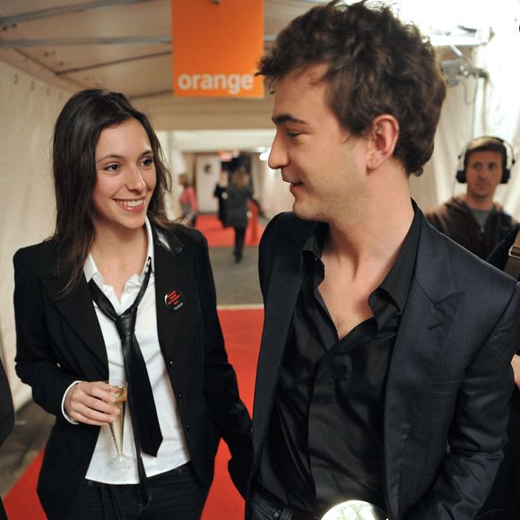Renan Luce et Lolita Séchan en coulisses lors de la 23e cérémonie des Victoires de la Musique, au Zénith de Paris en France, le 8 mars 2008. Photo : Gouhier-Nebinger/Abaca