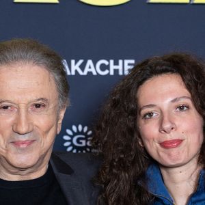 Michel Drucker et Rebecca Chateau assistent à la première parisienne du film « Juste Une Illusion » au Grand REX, le 22 mars 2026 à Paris, en France. Photo de Nasser Berzane/ABACAPRESS.COM