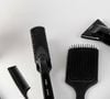 Trouver la bonne fréquence de lavage est donc essentiel. Des facteurs comme les variations hormonales, l'utilisation de soins inadaptés ou encore la pollution peuvent également jouer sur l'aspect de la chevelure.

Shari Sirotnak /Unsplash